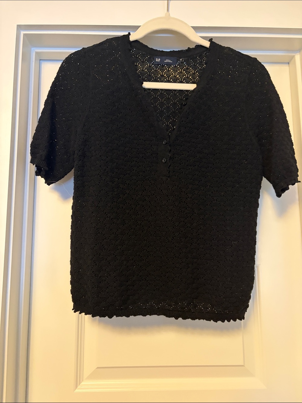 GAP Black Short-Sleeve Knit V-Neck Top